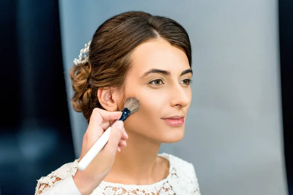 Woman getting makeup done — Stock Photo, Image