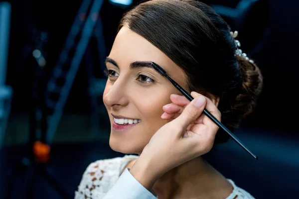 Woman getting makeup done — Stock Photo, Image