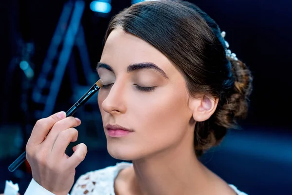 Makeup artist tillämpa ögonskuggor — Gratis stockfoto