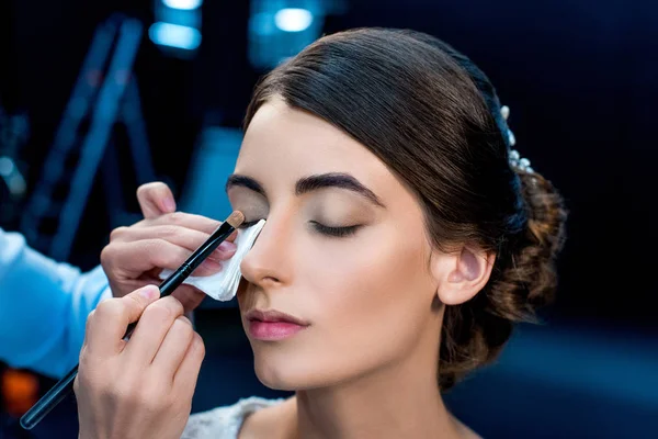 Maquillaje artista aplicando sombras de ojos — Foto de Stock