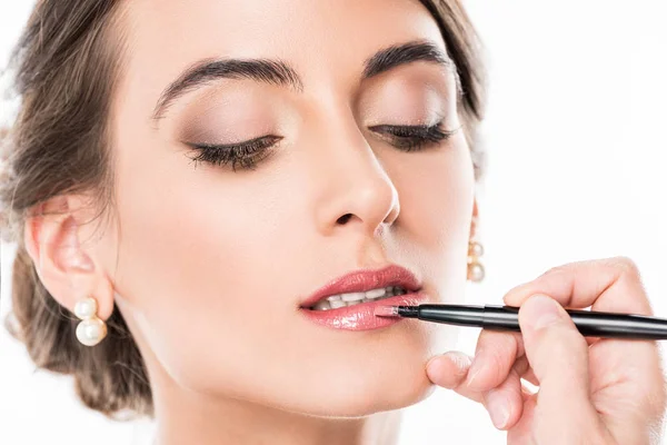 Maquillador aplicando lápiz labial a modelo — Foto de Stock