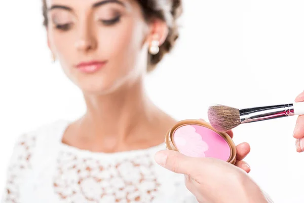 Artista de maquiagem aplicando blush — Fotografia de Stock