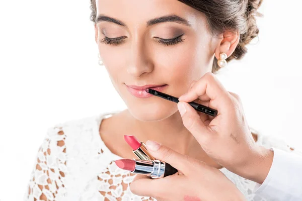 Maquillador aplicando lápiz labial a modelo — Foto de Stock