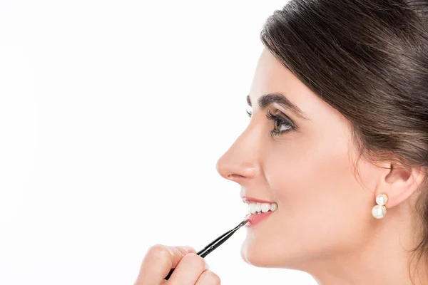 Maquillador aplicando lápiz labial a modelo — Foto de Stock