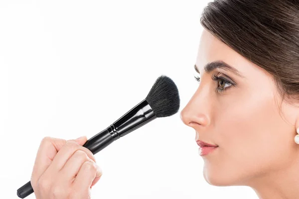 Maquillaje artista aplicar polvo — Foto de Stock
