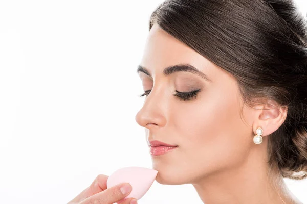 Makeup artist applying foundation on face — Stock Photo, Image