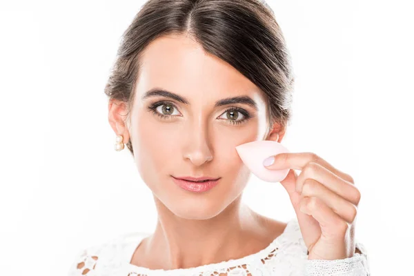 Mujer con esponja de maquillaje en la mano — Foto de Stock