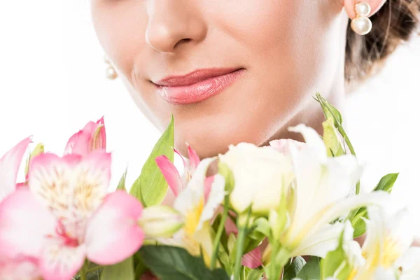 Femme avec bouquet de fleurs — Photo gratuite