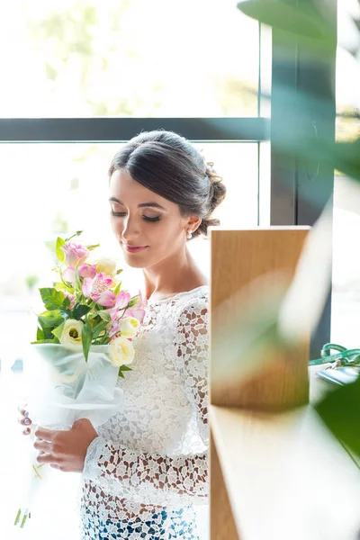 Красива жінка з букетом квітів — стокове фото
