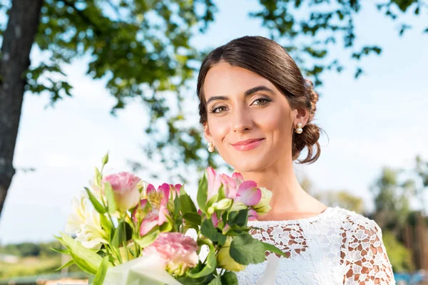 Mulher bonita com buquê de flores — Fotografia de Stock