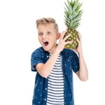 Junge hält Ananas in der Hand