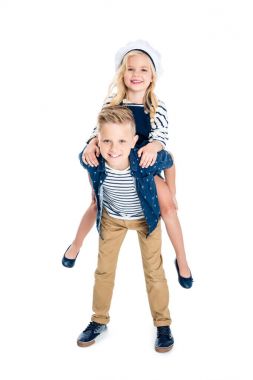 Çocuk piggybacking kardeş