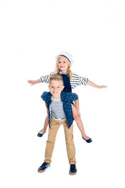 Çocuk piggybacking kardeş