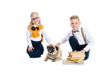 Çocuklar köpek okşayarak