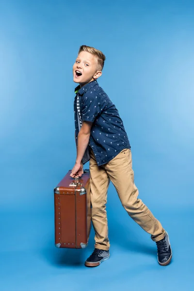 Jongen met koffer — Stockfoto