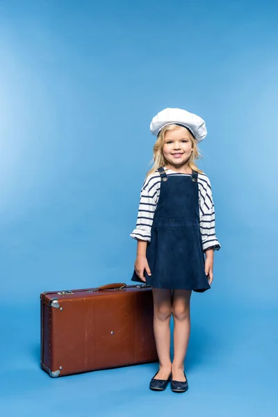 Bedårande barn med resväska — Stockfoto