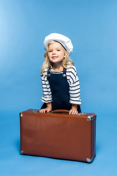 Bedårande barn med resväska — Stockfoto