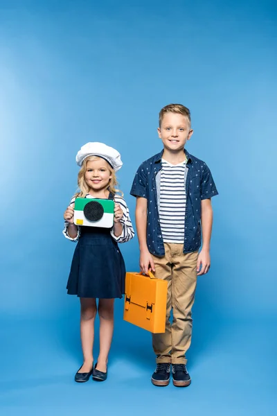 Дети с камерой и портфелем — стоковое фото