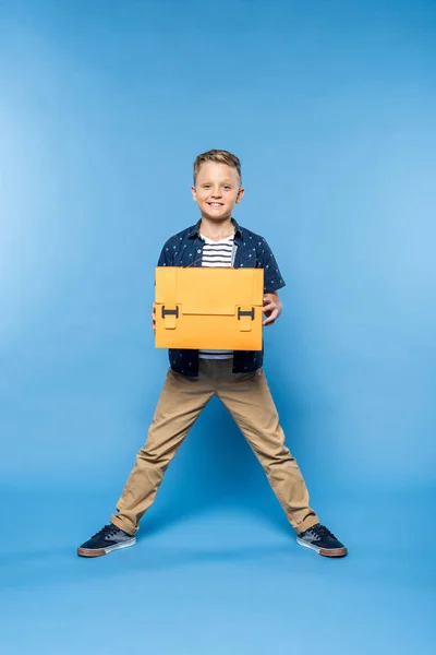 Pojke med papper portfölj — Stockfoto