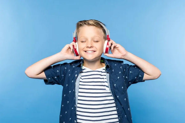 Menino em fones de ouvido — Fotografia de Stock