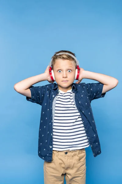 Jongen luisteren muziek in hoofdtelefoon — Stockfoto