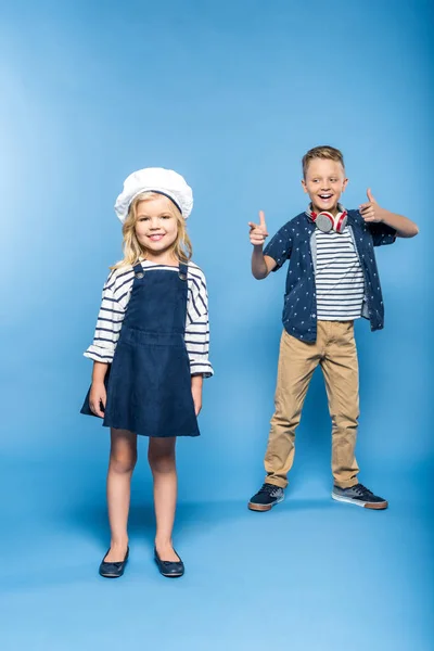 Gelukkige jonge geitjes dansen — Stockfoto