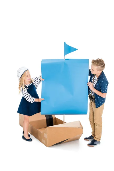 Kinder mit Spielzeugschiff — Stockfoto