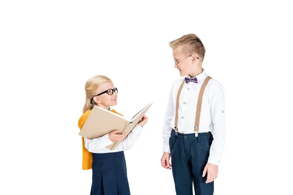 Barnen läser bok — Stockfoto