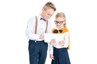 Çocuklar dijital tablet kullanma