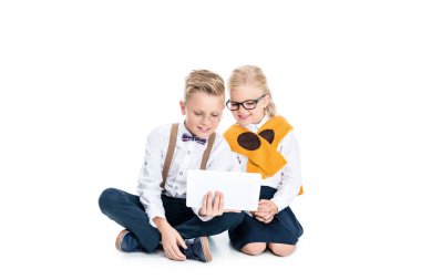 Çocuklar dijital tablet kullanma