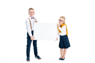 boş afiş tutan çocuklar