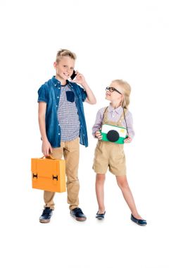 Çocuklar fotoğraf makinesi, evrak çantası ile smartphone