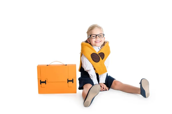 Kid i glasögon med portfölj — Stockfoto