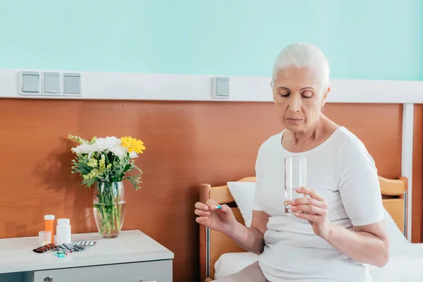 Senior kvinna som tar medicin — Stockfoto