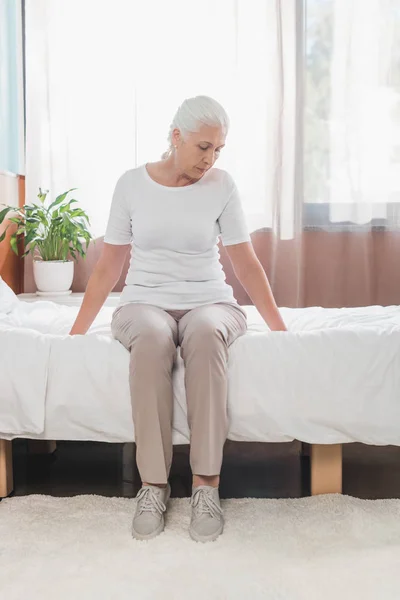 Mujer mayor disgustada en el hospital — Foto de Stock