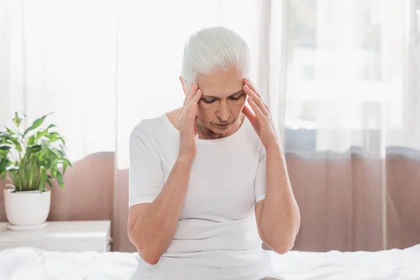 Upset senior woman in hospital — Stock Photo, Image