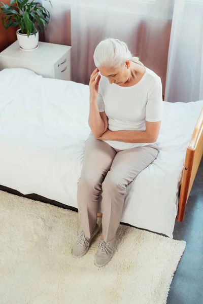 Mujer mayor disgustada en el hospital — Foto de Stock