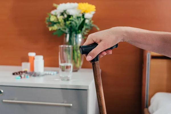 Seniorin mit Stock im Krankenhaus — Stockfoto