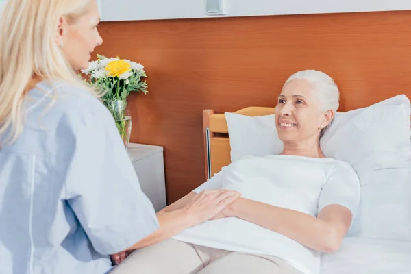 Enfermera y mujer mayor — Foto de Stock