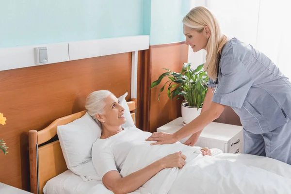 Zdravotní sestra a starší žena — Stock fotografie