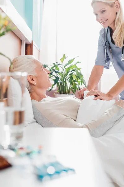 Nurse and senior patient — Stock Photo, Image