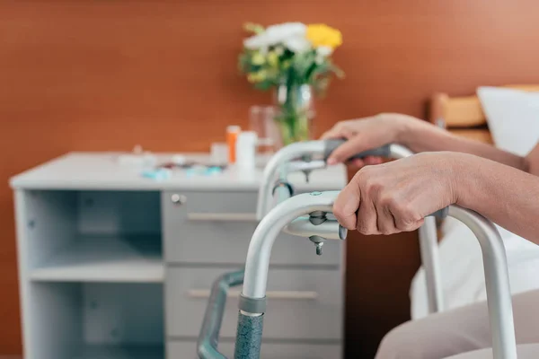 Donna anziana con deambulatore in ospedale — Foto Stock