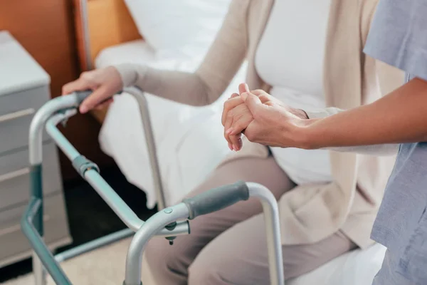 Enfermera y paciente sénior con andador — Foto de Stock