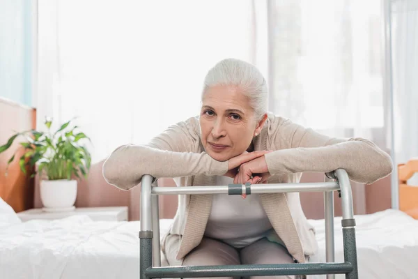 Äldre kvinna med rullator på sjukhus — Stockfoto
