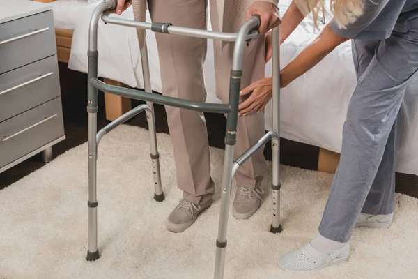 Pielęgniarka i starszy pacjent z walker — Zdjęcie stockowe