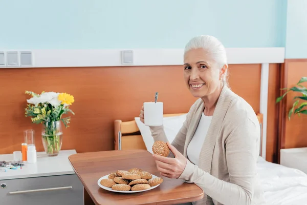 Пожилая женщина ест в больнице — стоковое фото
