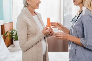 Üst düzey hastaya ilaç veren hemşire