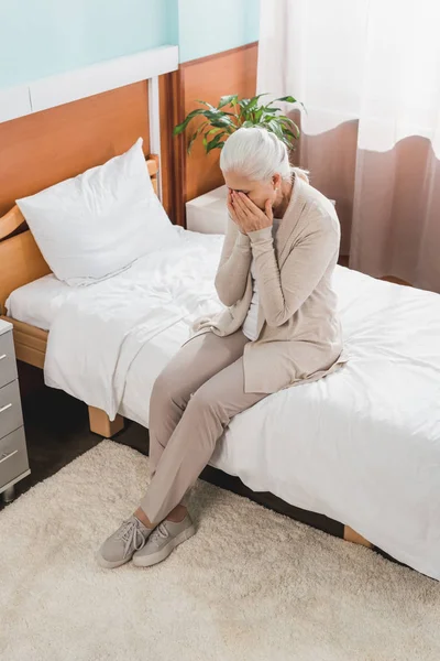 Upset senior woman in hospital — Stock Photo, Image