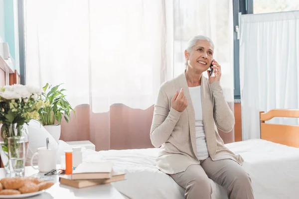 Mujer mayor con smartphone en el hospital — Foto de Stock