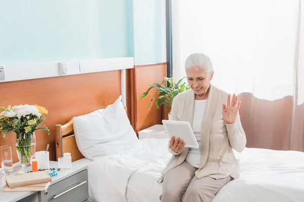 Femme âgée avec tablette numérique à l'hôpital — Photo
